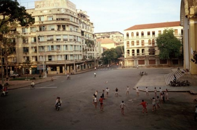 Trước thời kỳ Việt Nam mở cửa đón khách du lịch, Michel Blanchard đã có cơ hội mang theo máy ảnh khi đi làm phóng sự và đã có dịp đi từ Lạng Sơn đến TP HCM. Sau khi kết thúc công việc phóng viên thường trú tại Việt Nam, ông vẫn tiếp tục đến với đất nước hình chữ S vài lần mỗi năm trong hơn mười năm với tư cách là tác giả viết sách du lịch.  Trong ảnh là hình chụp Quảng trường Lam Sơn ở TP HCM vào năm 1983.