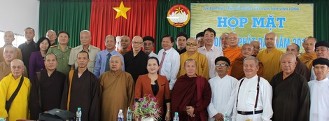 Các đại biểu cùng chụp ảnh lưu niệm tại buổi họp mặt. 