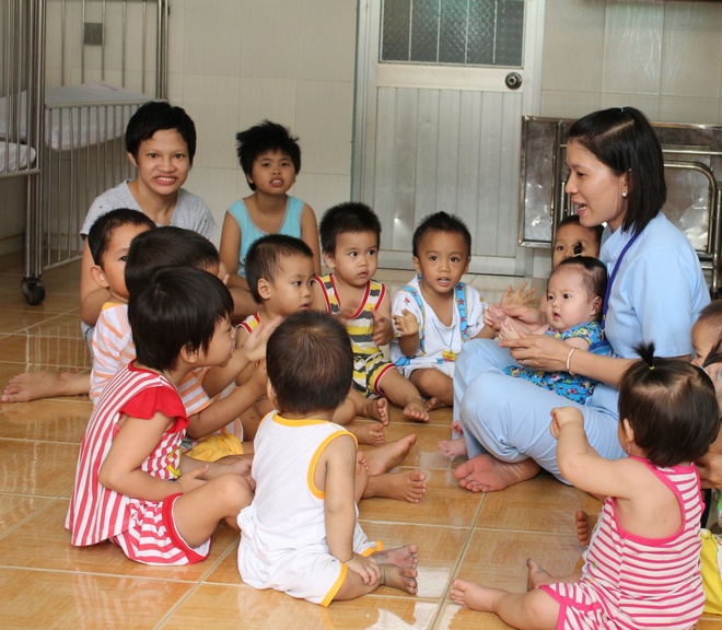 Những tấm lòng nhân ái hướng đến cộng đồng. Ảnh: Cô nuôi dạy trẻ mồ côi ở Trung tâm Công tác xã hội tỉnh Vĩnh Long.