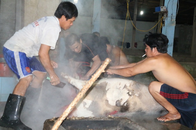 Người mặc áo, người cởi trần, có người còn hút thuốc trong quá trình giết mổ.