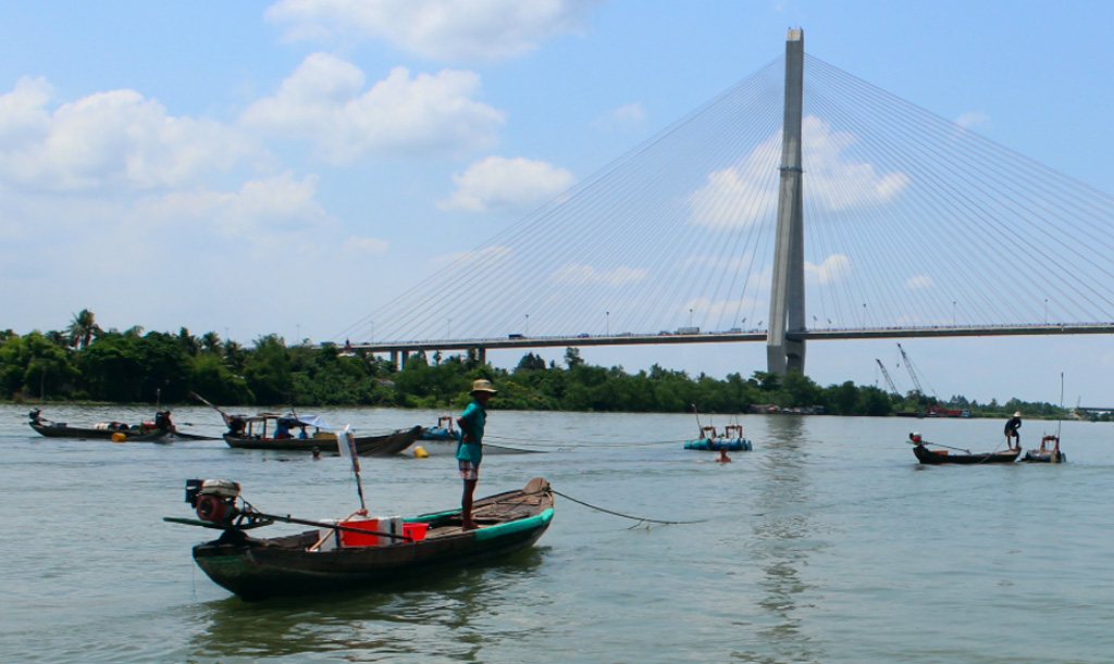 Các ngư dân đóng lưới cá gần sông Hậu để mưu sinh. Cuộc sống của họ ngày một khó khăn.