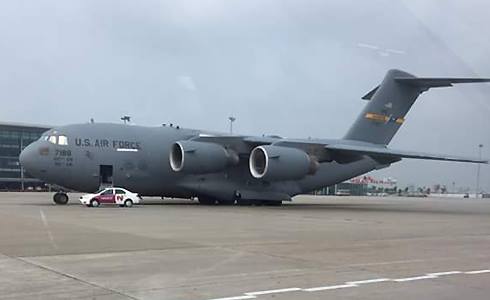 Boeing C-17 chở hàng hóa phục vụ chuyến thăm Việt Nam của Tổng thống Mỹ đậu tại sân bay Nội Bài. Ảnh: CTV.