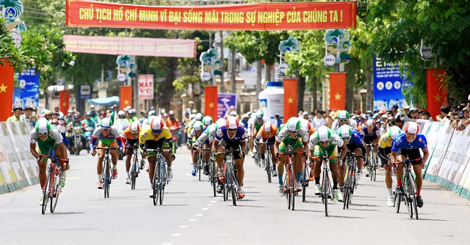Các tay đua tranh tài chặng 10, từ TP Rạch Giá đến TP Châu Đốc