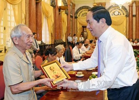 Chủ tịch nước Trần Đại Quang tặng chân dung Chủ tịch Hồ Chí Minh cho các đại biểu. Ảnh: Nhan Sáng-TTXVN