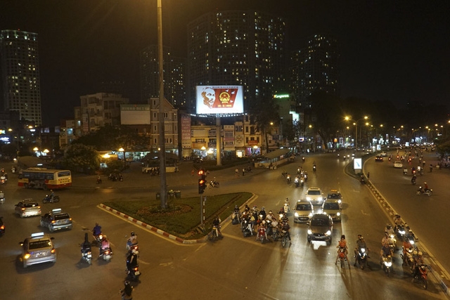 Hình Bác trên pa-nô sáng điện trong buổi tối tại Ngã Tư Sở (Đống Đa, Hà Nội).