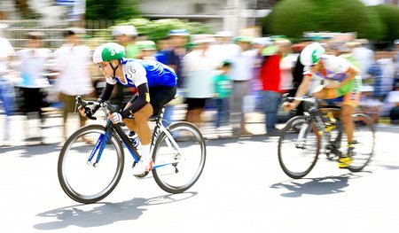  Tốc độ đoàn đua có lúc lên hơn 50km/g.