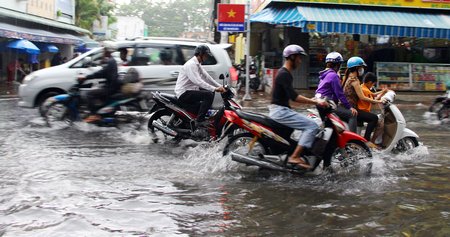 Đường Hưng Đạo Vương mưa ngập nửa bánh xe.