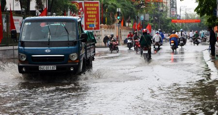 Mưa lớn việc lưu thông khó khăn.