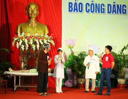 Tiết mục “Chiếc phong bì nhân ái” của Khoa nội tim mạch- Lão khoa Bệnh viện Đa khoa Vĩnh Long được đánh giá cao.