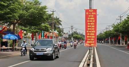 Cờ, pano tuyên truyền ngày bầu cử được treo khắp các phố phường, chuẩn bị cho ngày hội non sông của toàn dân tộc. 