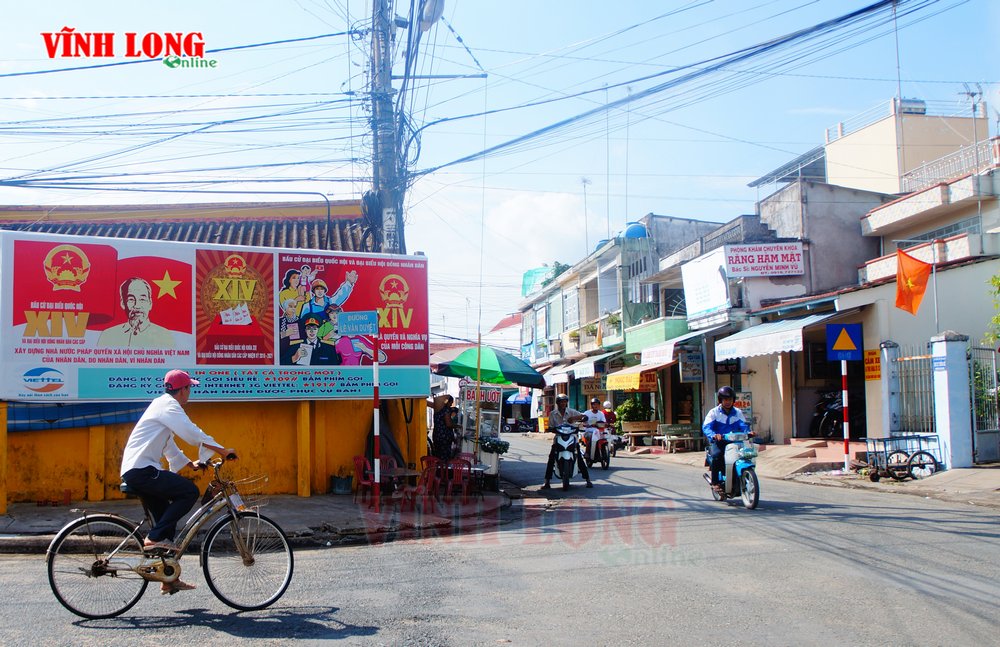 Tranh, biểu ngữ được trang trí đẹp mắt từ tuyến đường ở đô thị Vĩnh Long….đến các huyện/thị.