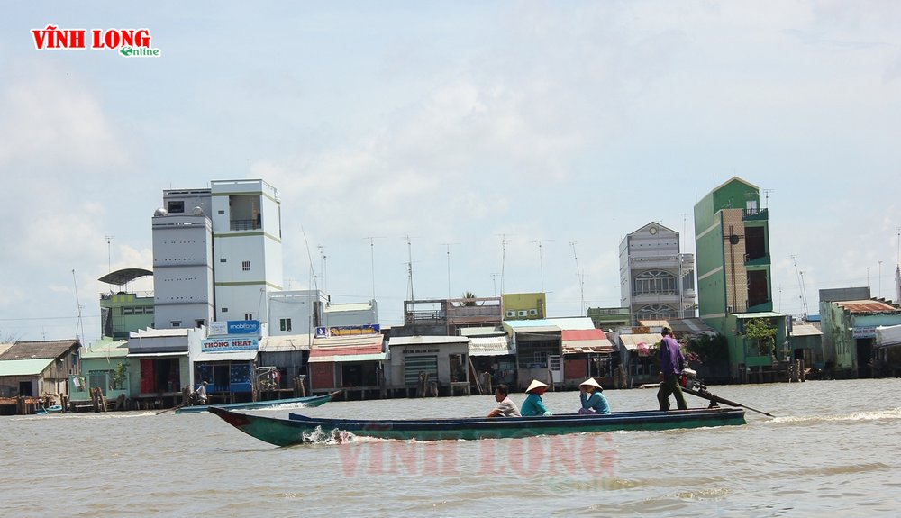 Những chiếc võ lãi ở đây được xem là phương tiện chính để qua lại giữa hai bờ.