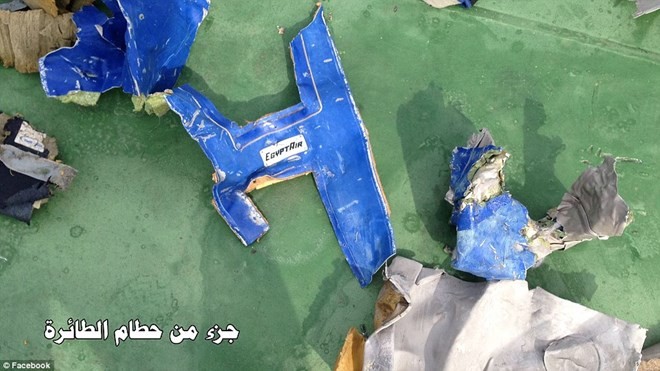 Mảnh vỡ của máy bay EgyptAir được vớt lên từ Địa Trung Hải (Nguồn: Daily Mail)