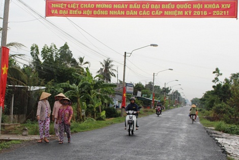 Lúc 6 giờ sáng, khi trời còn mưa lất phất, nhiều cử tri vẫn tranh thủ đội nón lá, mặc áo mưa đi bầu cử sớm.