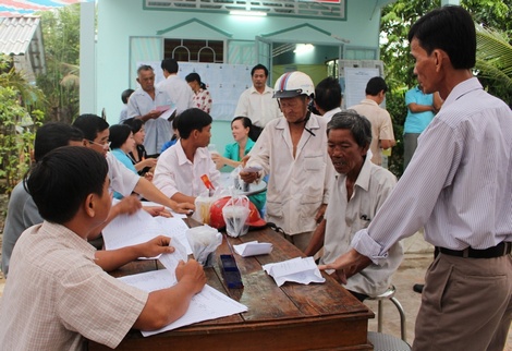 Từ sáng sớm, nhiều cử tri ấp Thành Trí đã tranh thủ đi bầu cử rất đông.