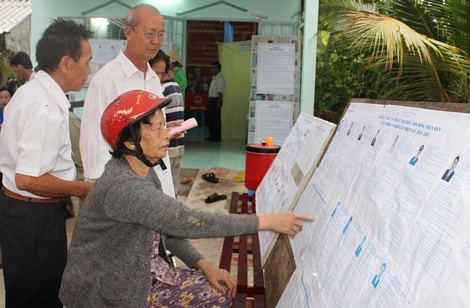 Cử tri dò lại danh sách trước khi vô bầu cử.