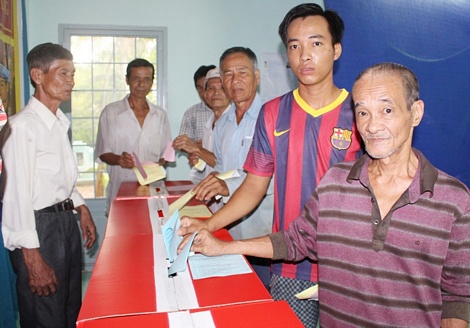 Cử tri Lê Thành Huy (20 tuổi) cùng cha đi bầu cử. Làm việc ở TP. Hồ Chí Minh, nhưng Huy đã tranh thủ về quê sớm 2 ngày để sáng 22/5 đi bầu cử sớm và đây là lần đầu tiên Huy đi bầu.