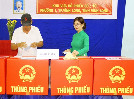 Cử tri đạo Công giáo với trang phục áo dài tại điểm bầu cử số 10, Phường 1 (TP Vĩnh Long).