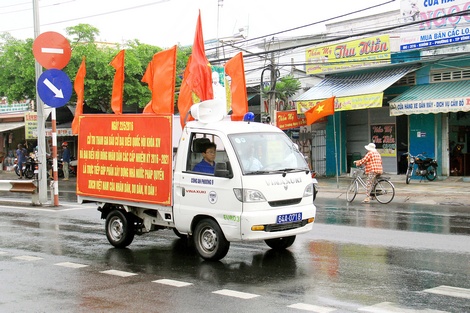 Dù trời đổ mưa nhẹ, nhưng từ sáng sớm các xe cổ động, tuyên truyền về bầu cử đã ra đường để thông báo đến cử tri đi bầu cử.