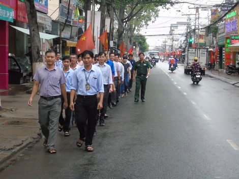 Tập thể Công ty Viettel Vĩnh Long cùng đi bỏ phiếu tại khóm Hưng Đạo Vương, Phường 1 (TP Vĩnh Long).