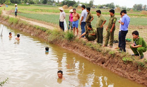 Cơ quan chức năng mò tìm hung khi nhóm cướp phi tang sau khi gây án. Ảnh: C.A