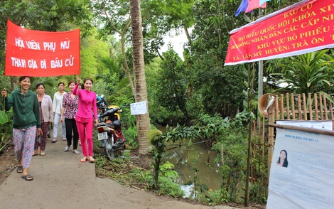 Chi hội Phụ nữ ấp Mỹ Yên (Hội Phụ nữ xã Tân Mỹ) với biểu ngữ cùng các hội viên tiến về điểm bầu cử.