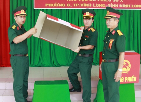 Kiểm tra các thùng phiếu.