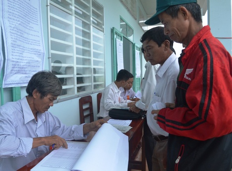 Cử tri Tam Bình tham gia bầu cử vào sáng 22/5.