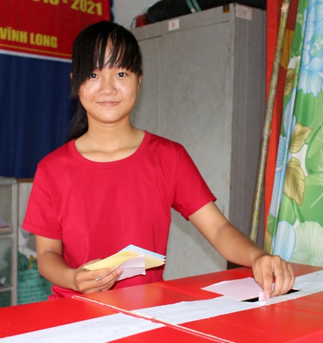 Cử tri Phan Thị Thanh Liên ( 18 tuổi, ngụ ấp Mỹ Quới) náo nức lần đầu tiên đi bầu cử.