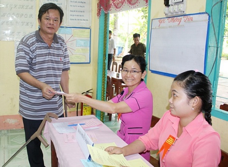 Cử tri Lê Văn Đủ (72 tuổi, ấp Thành Nhân, xã Thành Lợi) thực hiện quyền công dân của mình. Ông là người cao tuổi nhất tham gia phục vụ tổ bầu cử.