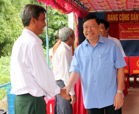 Bí thư Tỉnh ủy thăm hỏi cử tri.