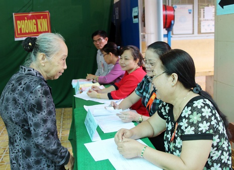 Mưa lớn nhưng cử tri vẫn hăng hái đi bầu cử.
