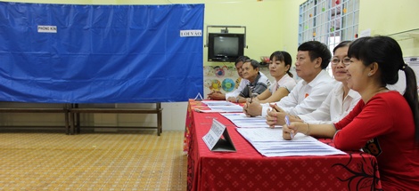 Đội ngũ làm công tác bầu cử vẫn nghiêm túc chấp hành quy định bầu cử.