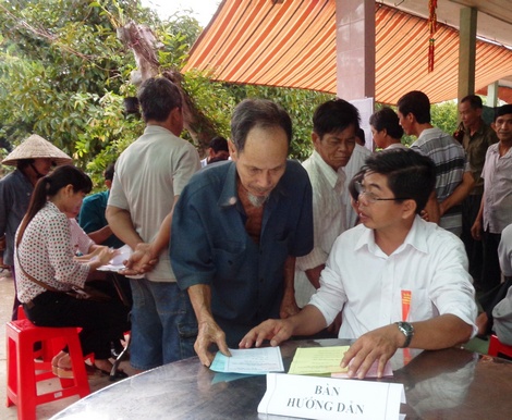 Nhân viên các điểm bầu cử tận tình hướng dẫn người dân.