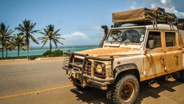 Một gia đình 4 người đã cùng nhau đi du lịch 30 nước trong suốt 7 năm trên chiếc xe Land Rover