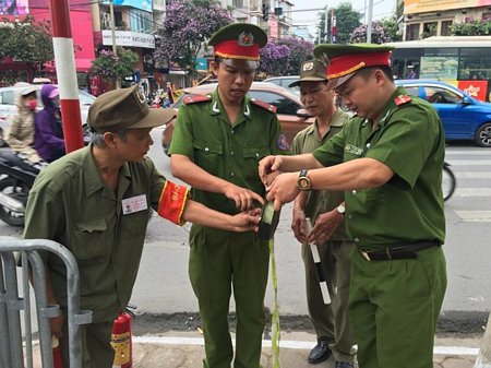 Lực lượng an ninh đã bắt đầu căng day và rào chắn trêm vỉa hè đường Kim Mã - Ảnh: V.V. Tuân