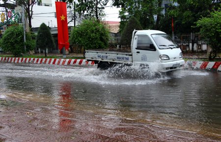 Đường ngập gây khó khăn cho việc lưu thông.