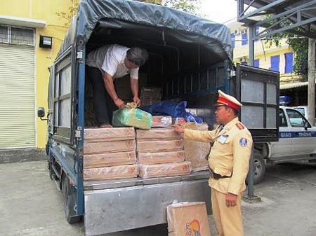 Xe ô tô cùng hơn 6 tạ đùi, chân gà đông lạnh đang bị các lực lượng chức năng tạm giữ