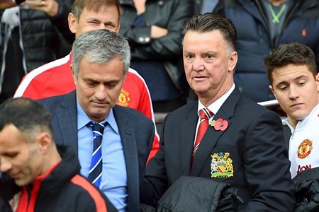 HLV Van Gaal (phải) bị sa thải, thay cho ông nhiều khả năng là Jose Mourinho. Ảnh: Getty Images.