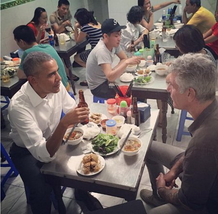 Đầu bếp Mỹ nổi tiếng Anthony Bourdain đăng bức ảnh ăn bún chả và uống bia cùng Tổng thống Barack Obama tại Hà Nội trên trang Instagram