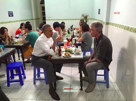 Bức ảnh thứ hai của Anthony Bourdain chia sẻ về lúc ăn bún chả với Tổng thống Obama. Ảnh đăng trên facebook và nhận được hơn 70.000 lượt Yêu thích tính đến 0g sáng 24/5.