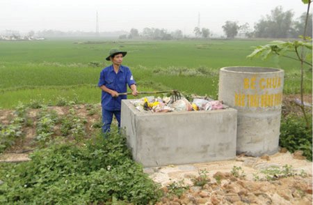  Bể chứa rác vật tư nông nghiệp trên đồng.