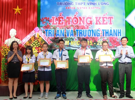 Thầy Lý Đại Hồng- Phó Giám đốc Sở GD- ĐT trao thưởng cho các học sinh đạt huy chương kỳ thi học sinh giỏi Olympic 30/4.