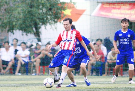 Pha tranh bóng trong trận Đam Mê COC (áo sọc đỏ) trong trận thắng Cocacola Minh Nhựt 2-1.            