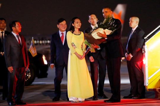 Ông Obama tại sân bay Nội Bài tối 22-5. Ảnh: REUTERS