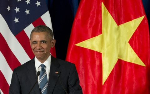 Khoảnh khắc Tổng thống Obama nháy mắt với các bạn trẻ có mặt tại Trung tâm Hội nghị Quốc gia. Ảnh AP