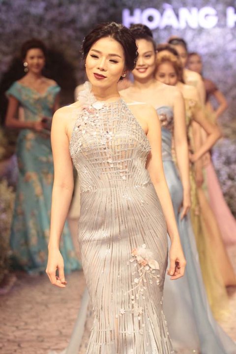 Ca sĩ Lệ Quyên khá tự tin trên catwalk. cô bán được bộ trang phục cô thể hiện với giá 66 triệu đồng