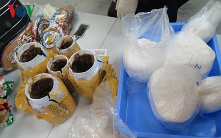 Gần 3kg heroin được giấu trong 5 hũ đựng mắm nằm trong hành lý của một cụ bà 76 tuổi người Úc