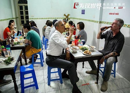 Hình ảnh ông Obama và đầu bếp Anthony Bourdain tại quán bún chả Hương Liên trên trang QQ.