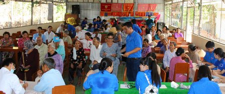 Tuổi trẻ tổ chức khám chữa bệnh, chăm sóc sức khỏe cho gia đình chính sách, khó khăn.